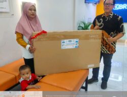 BRI Unit Jatiuwung Serahkan Hadiah Utama Undian Simpedes kepada Nasabah Beruntung