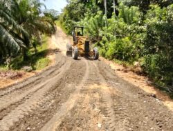 Dikerjakan Bertahap, PUPR Aceh Barat Kembali Lanjutkan Pengaspalan Ruas Jalan Blang Mee-Seuradeuk, Woyla Timur