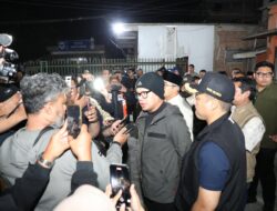 Aktivasi Siskamling, Wamen Bima Arya “Ronda” Bareng Wali Kota Bandung