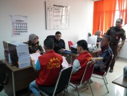 PENYERAHAN TERSANGKA DAN BARANG BUKTI (TAHAP II) PERKARA DUGAAN TIPIKOR PEMERASAN DALAM OPERASI TANGKAP TANGAN (OTT) DI KANTOR CAMAT PAGAR GUNUNG KABUPATEN LAHAT