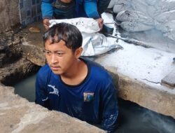 Satgas SDA Penjaringan Kuras Saluran Warga RW 010