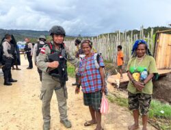 Patroli Gabungan Satgas Ops Damai Cartenz Bersama Polres Paniai Disambut Hangat Warga Bibida