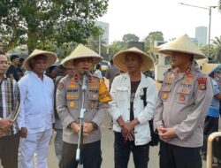 Peringati Hari Tani Nasioal, Polisi dan Petani Potong Tumpeng di DPR