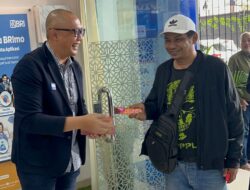 BRI Kanca Palmerah Rayakan Hari Pelanggan Nasional dengan Berikan Cokelat kepada Nasabah