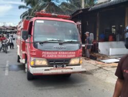PT KTS Turunkan Mobil Damkar Bantu Padamkan Kebakaran Warung Kopi di Kaway XVI
