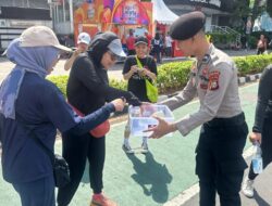 Direktorat Samapta Polda Metro Jaya membagikan sarapan gratis di CFD Bundaran HI.