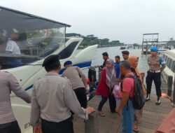 Polisi Baik Polres Kepulauan Seribu Bantu Penumpang Turun dari Kapal di Dermaga 16 Marina Ancol, Pastikan Keselamatan dan Kenyamanan Wisatawan