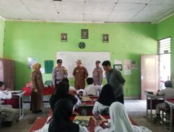Pastikan Program Berjalan Lancar, Polsek Jatisampurna Monitoring Penyaluran Makan Bergizi Gratis di SDN II