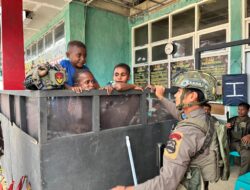 Personel Satgas Ops Damai Cartenz Jalin Komunikasi Humanis Bersama Masyarakat Bibida, Paniai