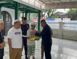 Satbrimob Polda Metro Jaya Tebar Kepedulian Lewat “Jumat Peduli” di Masjid Jami’ Al-Makmur Cikini