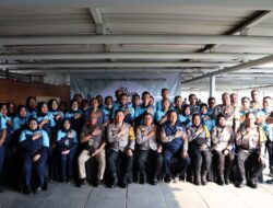 Jumat Peduli, Polresta Bandara Soetta Bagikan Paket Sembako ke Puluhan Petugas Cleaning Service