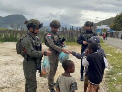 Personel Ops Damai Cartenz Berbagi Kebahagiaan Bersama Warga dan Anak-anak di Enarotali