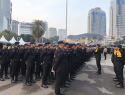Brimob Polda Metro Jaya Turut Berikan Pelayanan pada Aksi Bela Palestina di Sekitar Monas Jakarta Pusat