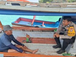 Bhabinkamtibmas Pulau Tidung Sosialisasikan Call Center 110 di Atas Kapal Nelayan, Ajak Warga Aktif Jaga Keamanan Laut