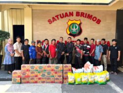 Wujud Kepedulian, Brimob Polda Metro Jaya Berbagi Sembako untuk PHL Staf Mako di Lingkungan Satuan