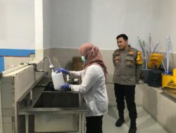 Sidokkes Polres Kepulauan Seribu Ambil Sampel Air dan Makanan di SPPG Polri Cipinang Muara untuk Uji Kelayakan Kesehatan