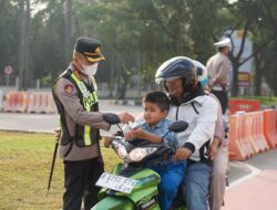 Kapolres Metro Bekasi Pimpin Yanmas Pagi, Bantu Penyeberangan & Bagikan Susu ke Pelajar di Jurong