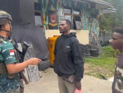 Personel Operasi Damai Cartenz Gelar Kegiatan Humanis Bersama Warga Enarotali