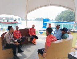 Dekat dengan Warga, Bhabinkamtibmas Pulau Kelapa Ajak Masyarakat Jaga Kamtibmas dan Peduli Lingkungan