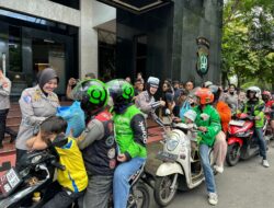Gelar Jumat Peduli, Polda Metro Jaya Salurkan 400 Paket Sembako Untuk Pengemudi Ojek Online