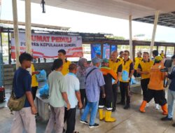 Polres Kepulauan Seribu Aksi Nyata! Kapolres Pimpin Korve Bersihkan Laut dan Dermaga Marina Ancol