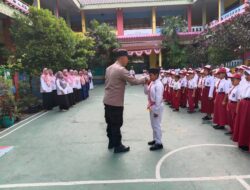 Bhabinkamtibmas Pulau Kelapa Jadi Pembina Upacara di SDN 02 Pagi, Tanamkan Nilai Kejujuran dan Disiplin kepada Siswa