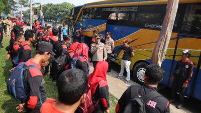 Kapolres Metro Bekasi Dampingi Keberangkatan Massa FSPMI Menuju JICC Senayan, Pastikan Situasi Aman dan Tertib