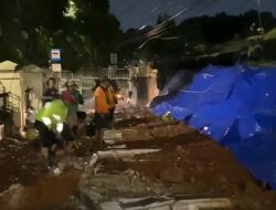 Brimob Polda Metro Jaya Gerak Cepat Tangani Longsor di TPU Jeruk Purut