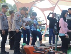 Kapolres Kepulauan Seribu Bantu Wisatawan Naik Kapal Kayu, Tunjukkan Keteladanan dan Kepedulian di Pulau Tidung