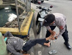 Sigap! Seorang Polisi Beri Pertolongan Pertama Korban Kecelakaan