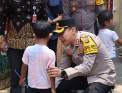 Hangat dan Bersahaja, Kapolres Kepulauan Seribu Disapa Anak-Anak Pulau Saat Kunjungan Kerja di Pulau Kelapa