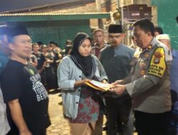Wujud Duka atas Gugurnya Penjaga Jakarta, Kapolsek Cakung Hadiri Pemakaman dan Berikan Santunan kepada Keluarga Duka  Sebagai bentuk penghormatan dan wujud duka mendalam atas gugurnya salah satu Penjaga Jakarta, Kapolsek Cakung Kompol Widodo Saputro, S.H., M.H. bersama Wakapolsek AKP Sutrisno menghadiri kegiatan sholat jenazah dan prosesi pemakaman almarhum Atim Suhara pada Sabtu (7 November 2025) malam.  Kegiatan dimulai dengan pelaksanaan sholat jenazah di Masjid Madlaul Huda RT 02/03 Kelurahan Sukapura, Kecamatan Cilincing, Jakarta Utara, yang kemudian dilanjutkan ke prosesi pemakaman di TPU Buni, Jalan Tipar Cakung RW 03 Kelurahan Sukapura, Kecamatan Cilincing, Jakarta Utara.  Dalam kesempatan tersebut, Kapolsek Cakung turut menyampaikan ucapan belasungkawa secara langsung kepada keluarga almarhum serta menyerahkan santunan duka sebagai bentuk kepedulian dan empati jajaran Polsek Cakung terhadap keluarga yang ditinggalkan.  “Kami atas nama keluarga besar Polsek Cakung turut berduka cita sedalam-dalamnya. Almarhum dikenal sebagai sosok yang peduli dan turut menjaga keamanan lingkungannya — beliau adalah bagian dari Penjaga Jakarta yang telah berbuat untuk masyarakat. Semoga amal ibadahnya diterima dan keluarga yang ditinggalkan diberi ketabahan,” ujar Kompol Widodo Saputro.  Kehadiran Kapolsek Cakung dan jajarannya menjadi wujud nyata implementasi program kerja Asta Cita serta program kerja Kapolres Metro Jakarta Timur Kombes Pol. Dr. Alfian Nurrizal, S.H., S.I.K., M.Hum., yang menekankan pentingnya nilai-nilai kemanusiaan, kepedulian sosial, dan kehadiran Polri di tengah masyarakat, baik dalam suka maupun duka.  Kegiatan berjalan khidmat dan penuh kekeluargaan. Santunan yang diberikan diharapkan dapat menjadi bentuk perhatian dan dukungan moral bagi keluarga yang berduka, sekaligus mempertegas bahwa Polri bukan hanya pelindung dan pengayom, tetapi juga bagian dari masyarakat itu sendiri.  Polsek Cakung menunjukkan bahwa di balik seragam dan tanggung jawab keamanan, ada empati dan jiwa kemanusiaan yang senantiasa hidup dalam diri setiap Penjaga Jakarta.