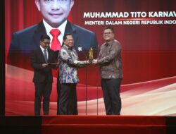 Mampu Jaga Sinergi Pusat-Daerah, Mendagri Tito Raih Penghargaan Pemimpin Luar Biasa “Indonesia Kita Awards