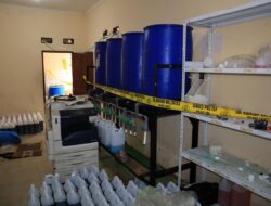 Polres Metro  Bekasi  Kota  Ungkap  Kasus Produksi  Sabun  Cair palsu Beromzet  Rp Satu  Milyar , Pelaku  Dijerat  UU Perlindungan  Konsumen 