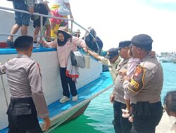 Polisi Bantu Turunkan Penumpang Kecil dari Kapal di Pulau Kelapa, Kapolres: Ini Bentuk Kehadiran Kami untuk Warga