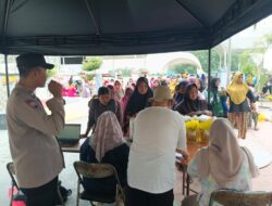 Pembagian Beras Bulog dan Minyak Goreng di Pulau Kelapa Berjalan Lancar, Bhabinkamtibmas Pastikan Penyaluran Tepat Sasaran