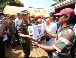 Respons Cepat Penanganan Longsor, Kemendagri Serahkan 4 Tenda Posko