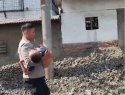 Polisi Sigap Berikan Pertolongan kepada Anak Kecil yang Terserempet Kereta di Pademangan