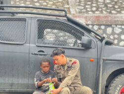 Personel Satgas Ops Damai Cartenz Bagikan Momen Keharmonisan Bersama Anak-Anak di Pegunungan Bintang