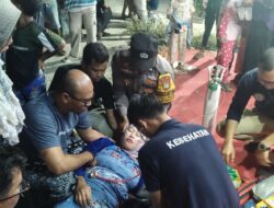 Bhabinkamtibmas Pulau Sabira Sigap Bantu Ibu yang Tiba-tiba Pingsan di Festival Parekraf Pulau Harapan