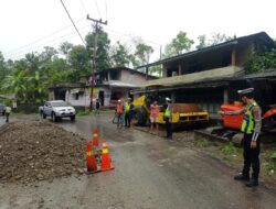 Polri Kerahkan Personel Membantu Warga  Terdampak Bencana DI Sumatra Utara