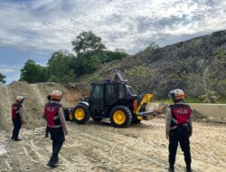 Longsor  Tutup Jalan Ring Road Hamadi, Polisi Sigap Bantu Bersihkan Material Longsor