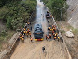 Polda Papua Terjunkan Personel Gabungan Bersihkan Jalan Ringroad dari Sisa-sisa Material Longsor