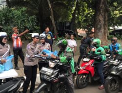 Polda Metro Jaya dan Mitra Gelar Jum’at Peduli bagi Pengemudi Ojol serta PHL