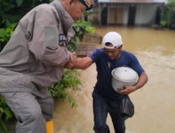 Brimob Polda Aceh Bantu Evakuasi Masyarakat dari Lokasi Banjir