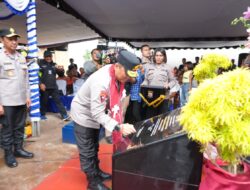 Wakapolri Bersama Perwakilan Akpol ’90 Dhira Brata Resmikan Sumur Bor dan Serahkan Bantuan untuk Pengungsi Lewotobi di Huntara II Konga