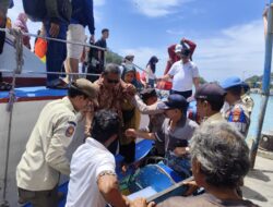 Polsek Kepulauan Seribu Utara Bantu Penumpang di Dermaga, Hadirkan Rasa Aman bagi Warga dan Wisatawan