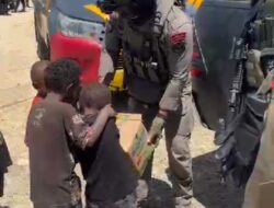 Satgas Damai Cartenz dan Polres Paniai Lakukan Patroli Humanis serta Baksos di Distrik Bibida