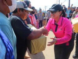 Ketua Umum  Bhayangkari Beri Bantuan hingga Hibur Anak-anak Korban Bencana di Tapanuli Tengah