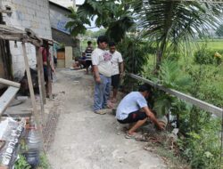 Pengurus RT 05 RW 10 Kelurahan Sukapura Kerjakan Pemagaran Jalan yang Sering Terjadi Kecelakaan motor Tercebur